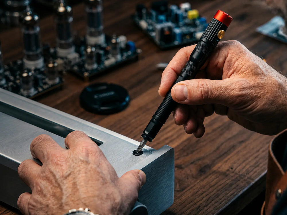 CLAKAP P5 Phillips screwdriver tightening a small screw